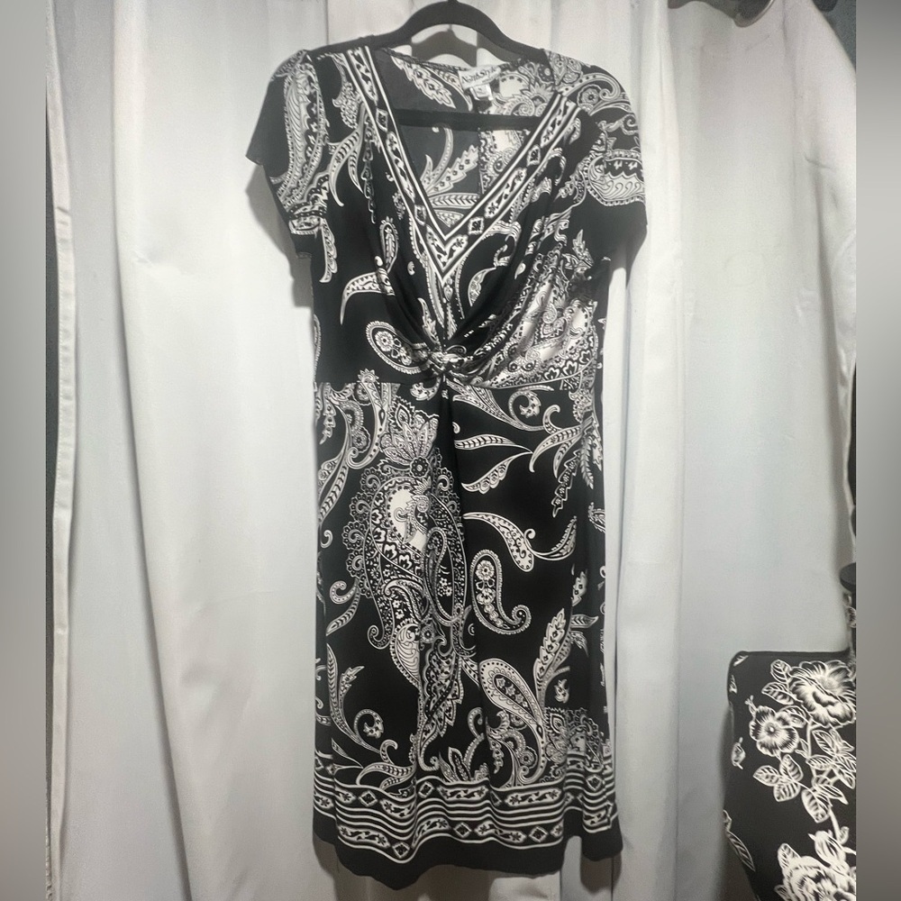 Elegant Black and White Paisley Dress medium - Picture 2 of 4